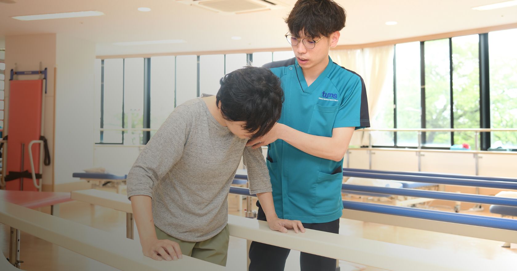 公式トップに掲載される歩行リハビリテーションの様子