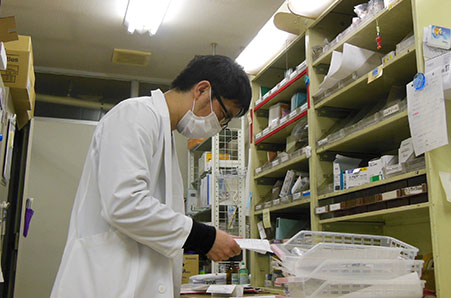 公式院内紹介に掲載された薬局での調剤業務風景