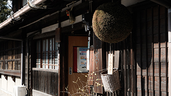 公式トップのスライドに掲載された、杉玉の掛かる蔵の正面
