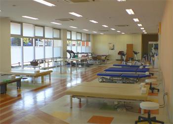 公式施設紹介に掲載される約180㎡の総合リハビリテーション室