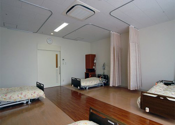 公式施設紹介に掲載される、ゆとりと安全に配慮した4人室