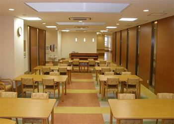 公式施設紹介に掲載される自然光の入る2階食堂