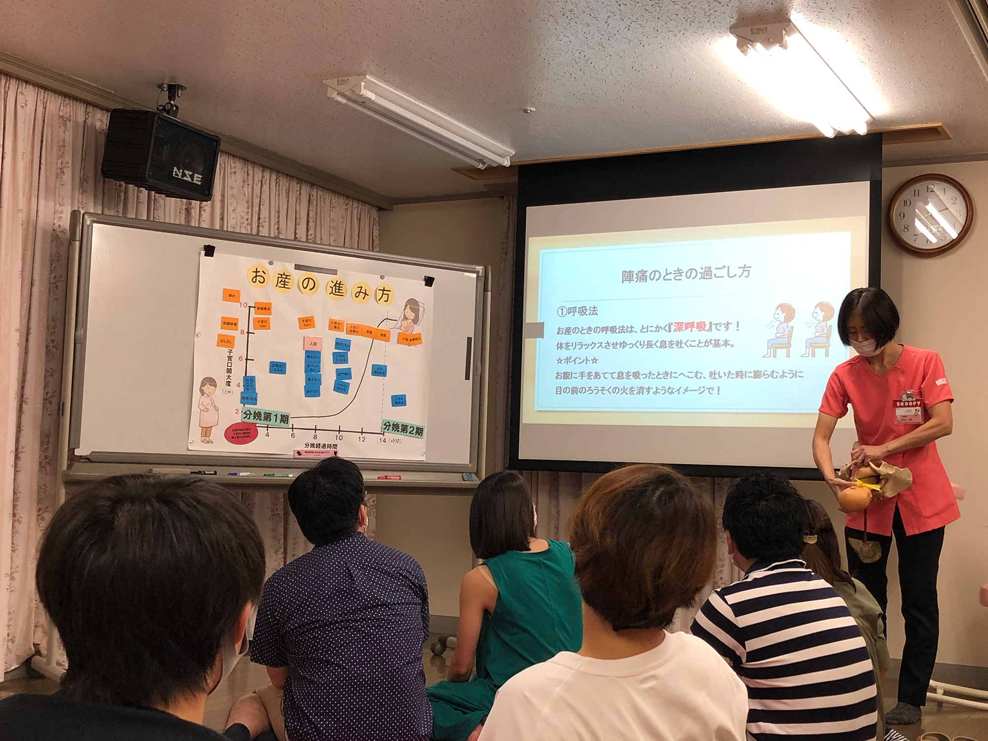 公式マタニティクラスページに掲載される、助産師が呼吸法と分娩の流れを伝える教室