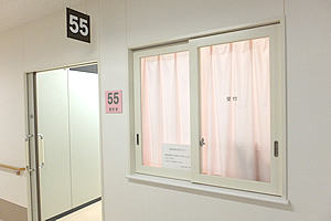健診室入口の受付窓口