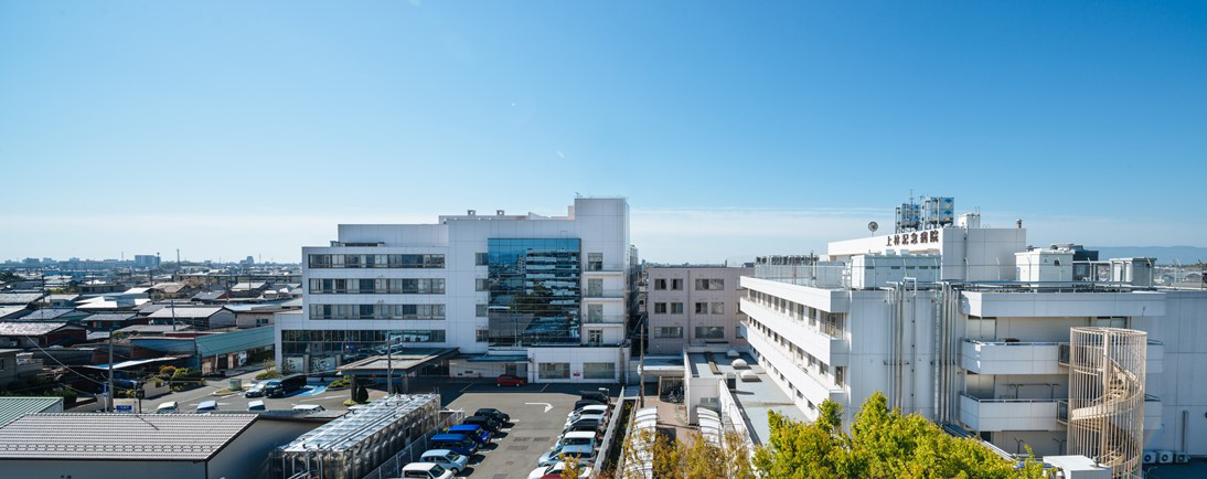 病院名表示のある上林記念病院の外観