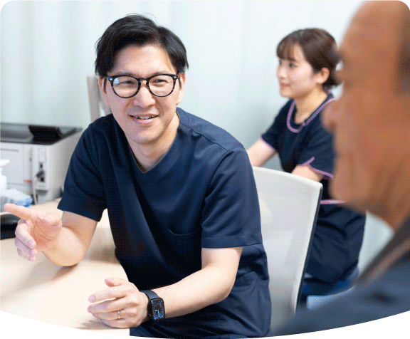 あさぎり病院内科で患者を診察する医療スタッフ