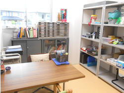 リハビリテーション室の机と訓練用具
