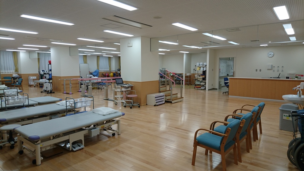 公式リハビリテーション技術科ページに掲載された訓練台と歩行訓練設備