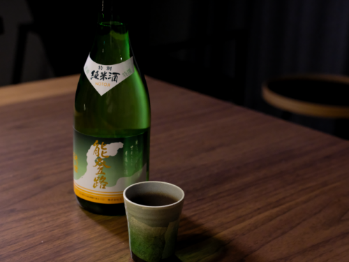 食卓に置かれた能登路の日本酒と酒器