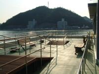 海と山を望む屋外リハビリ庭園
