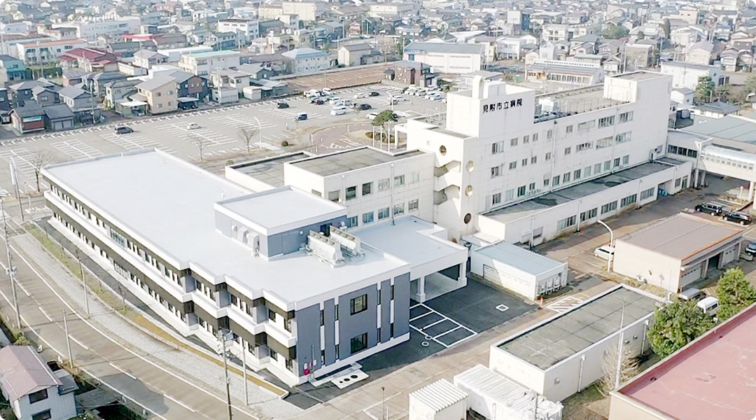 公式トップの病院全景写真。建物名表示を確認できる。