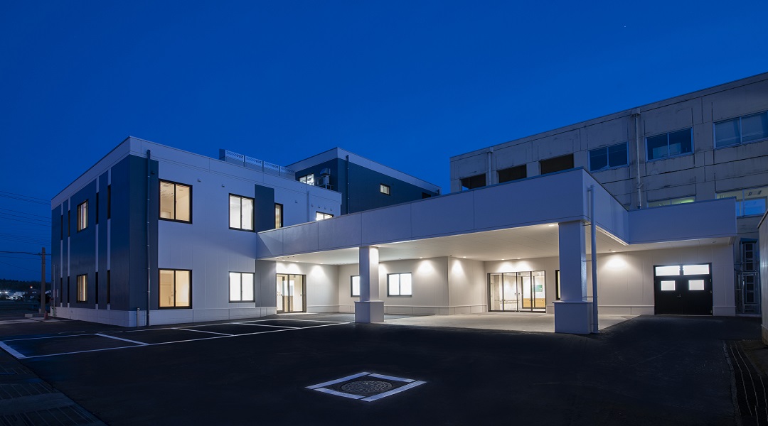 公式トップの夜間に照明が入った入口外観。