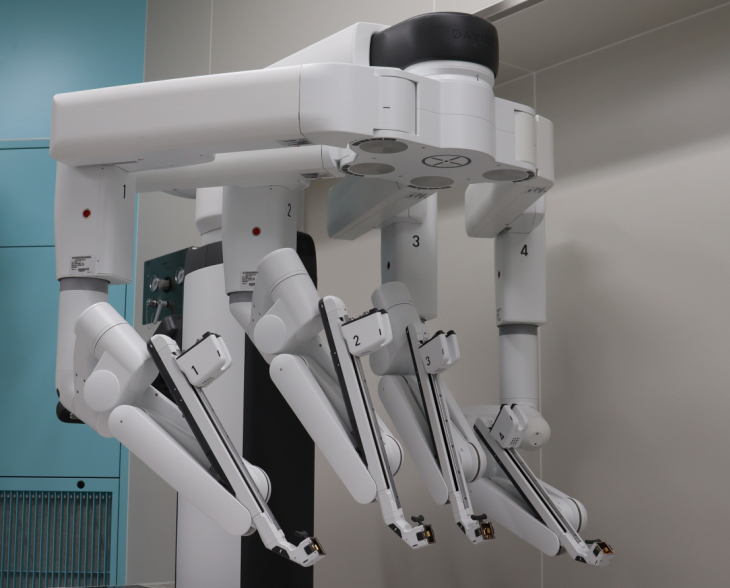 公式トップの低侵襲医療による早期回復を示す手術支援ロボット