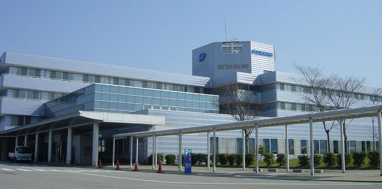 公式施設紹介に掲載された市立輪島病院の正面外観と車寄せ