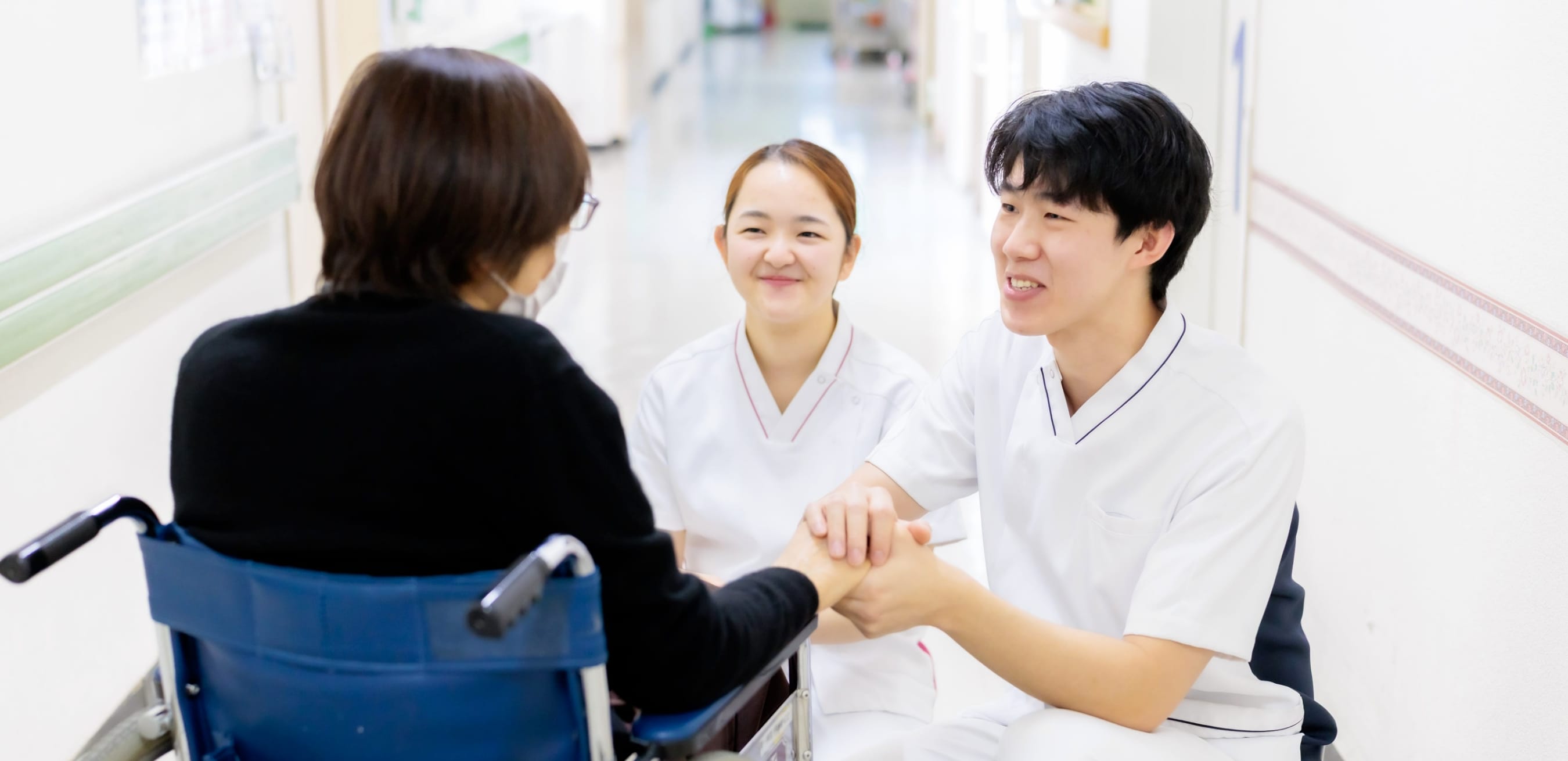 公式トップに掲載される、院内で患者と向き合うスタッフの様子