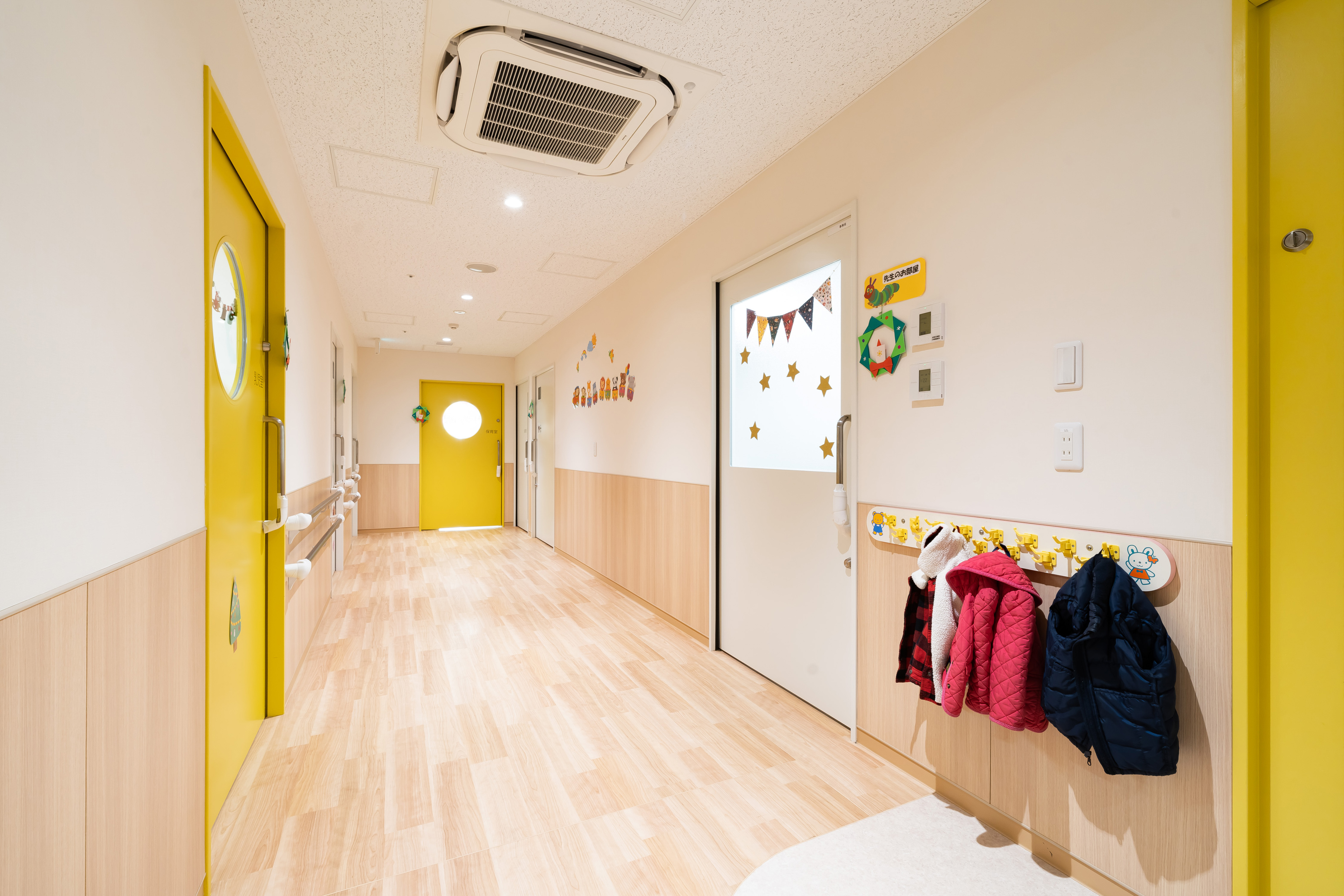 職員の子どもを預かる院内保育室の廊下