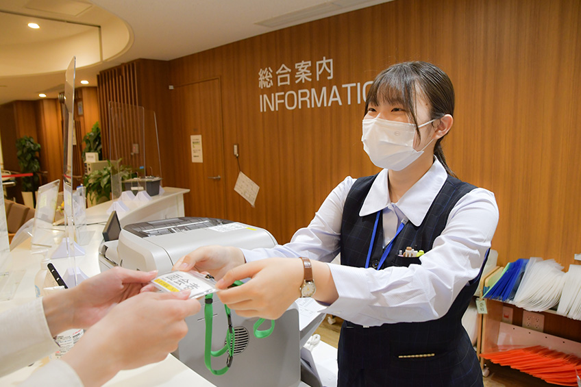 入院・面会案内に掲載される総合案内カウンター