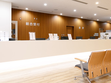 施設案内に掲載される総合受付と待合席