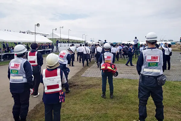 公式活動報告に掲載される災害訓練に参加する職員の後ろ姿