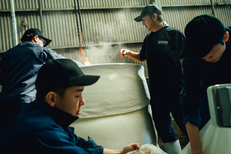 公式採用ページに掲載された酒蔵の醸造作業風景