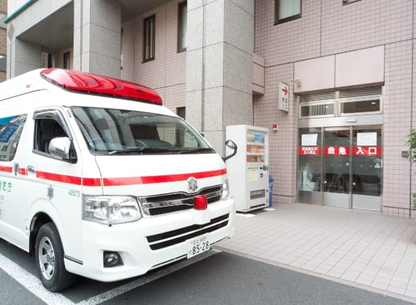 永寿総合病院の救急入口と救急車