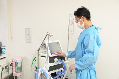 公式救急医療センターに掲載される医療スタッフと救急処置機器