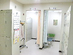 透析センター内の更衣スペース