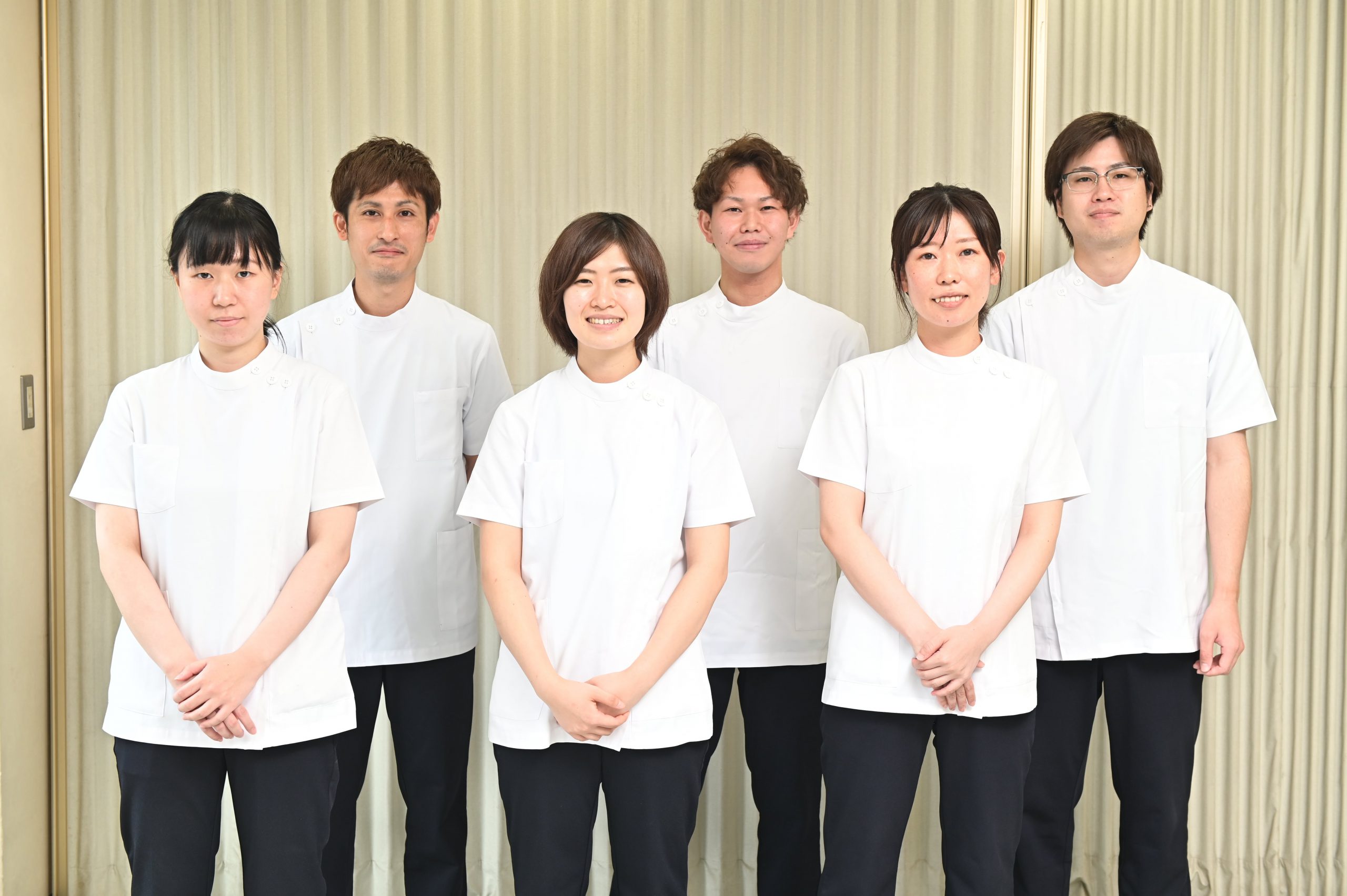 公式リハビリテーション科ページに掲載されるスタッフ集合写真