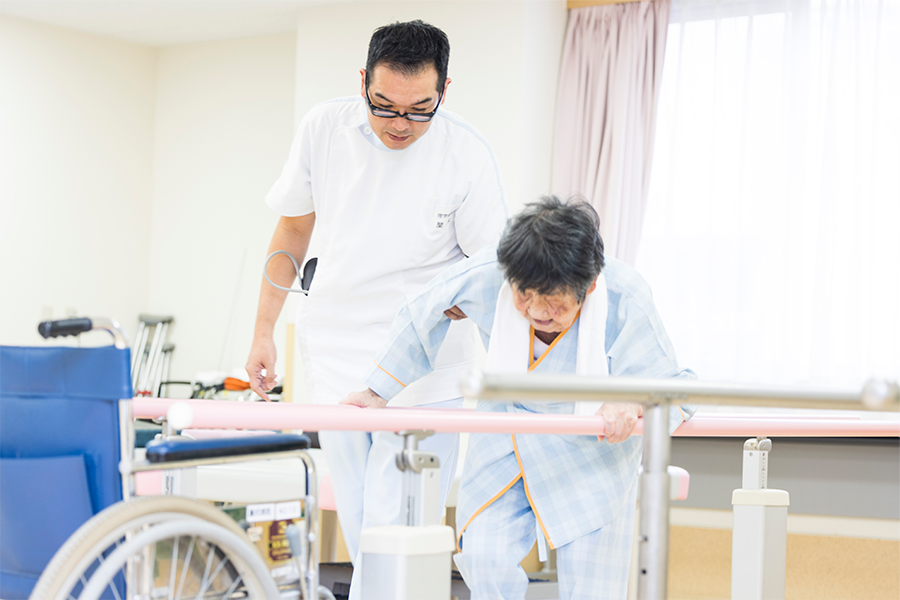 リハビリスタッフによる歩行訓練
