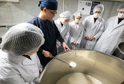酒蔵内で仕込みを案内する酒造工程の公式写真