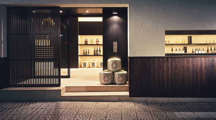 酒蔵併設のSAKE SHOP 福光屋 金沢店の入口と酒樽を写す公式写真