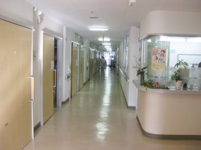 病棟フロアの通路とナースステーション