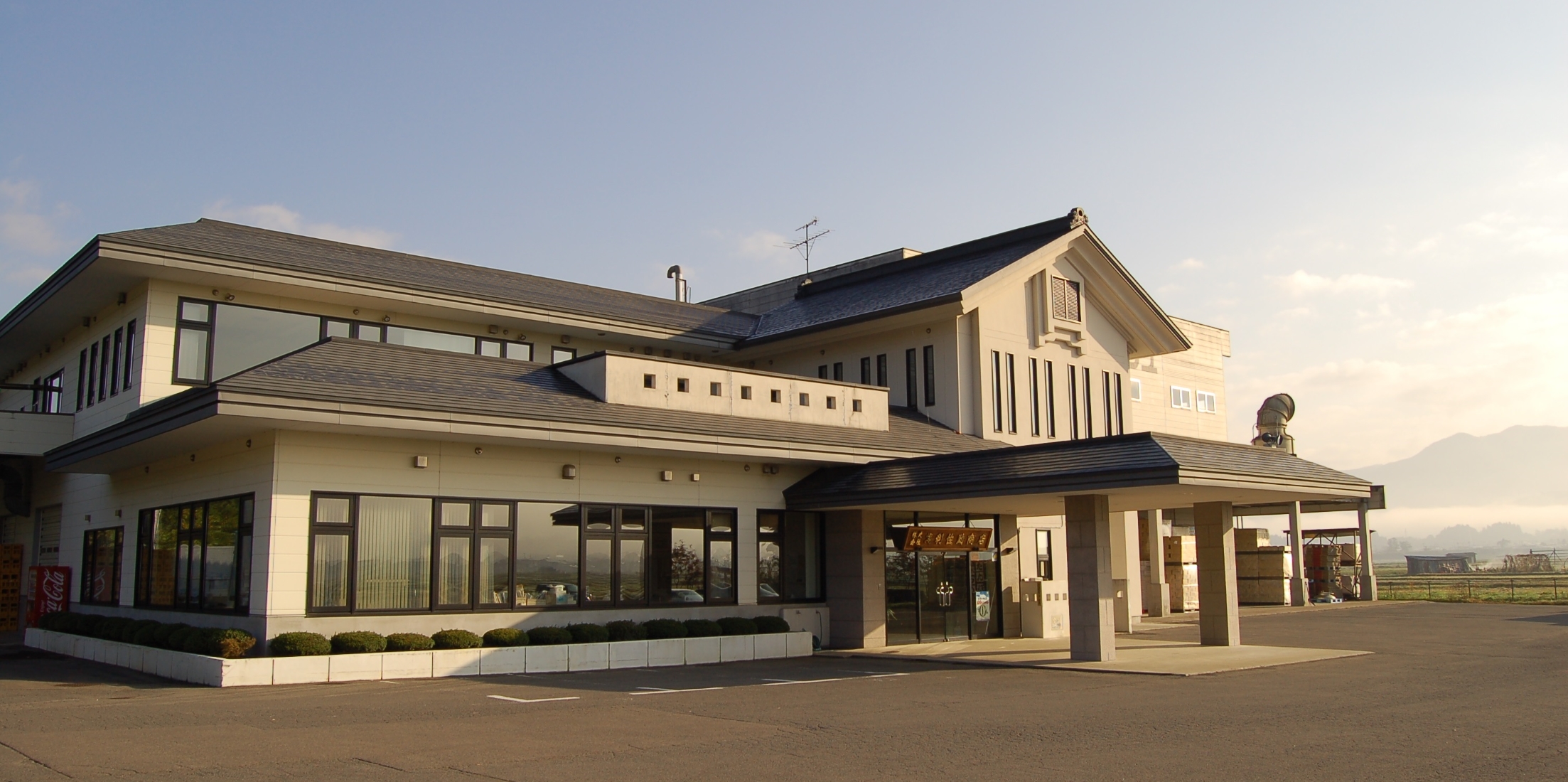 公式会社案内に掲載された浅利佐助商店の建物外観