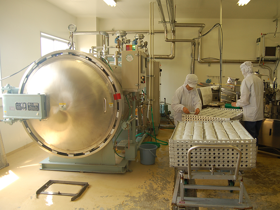 公式OEMページに掲載されたレトルト製造の作業風景
