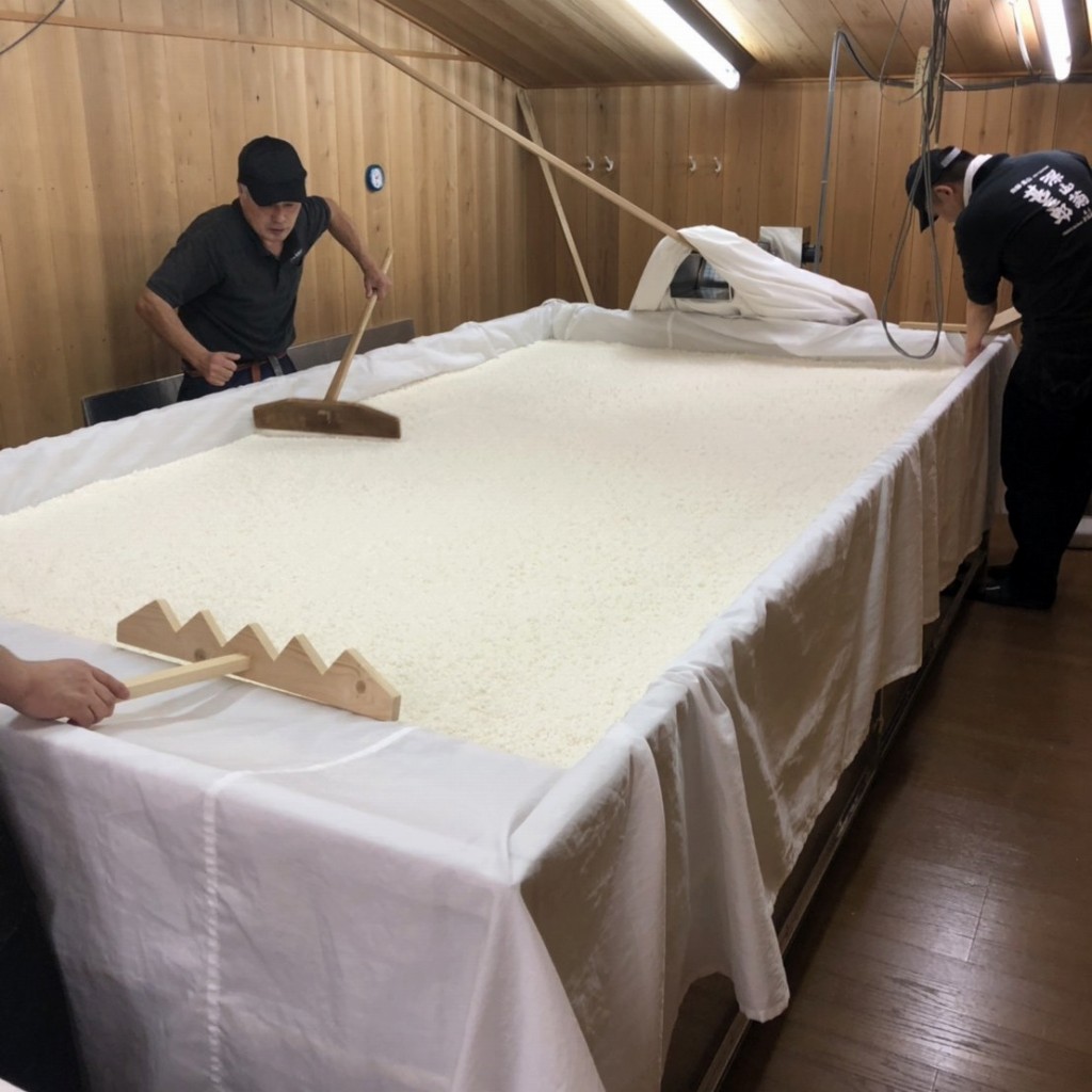 蔵人が麹を手入れする作業