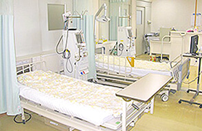 公式入院透析案内に掲載された透析用ベッドと医療機器