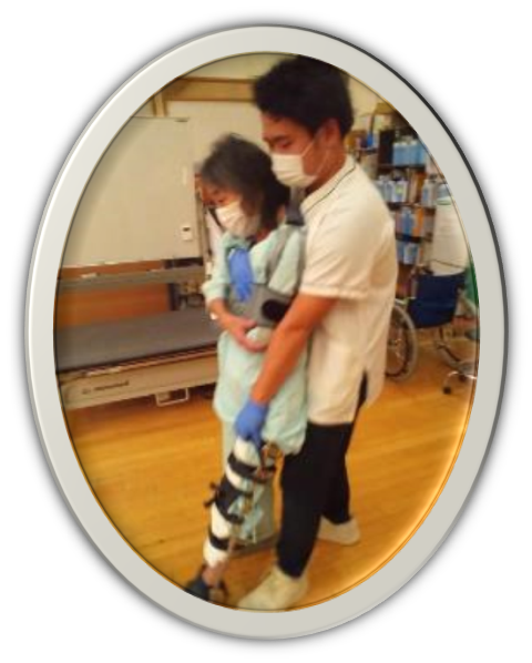 公式リハビリテーション科ページに掲載されたスタッフによる歩行訓練
