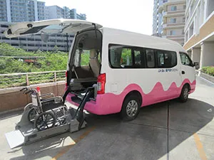 車椅子対応リフトを備えた透析送迎車