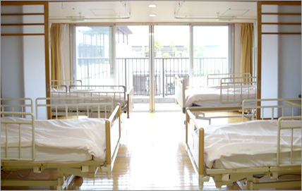 公式設備紹介の4床室の病室例