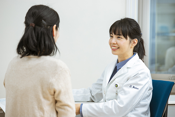 患者と向き合う東大病院の医療スタッフ