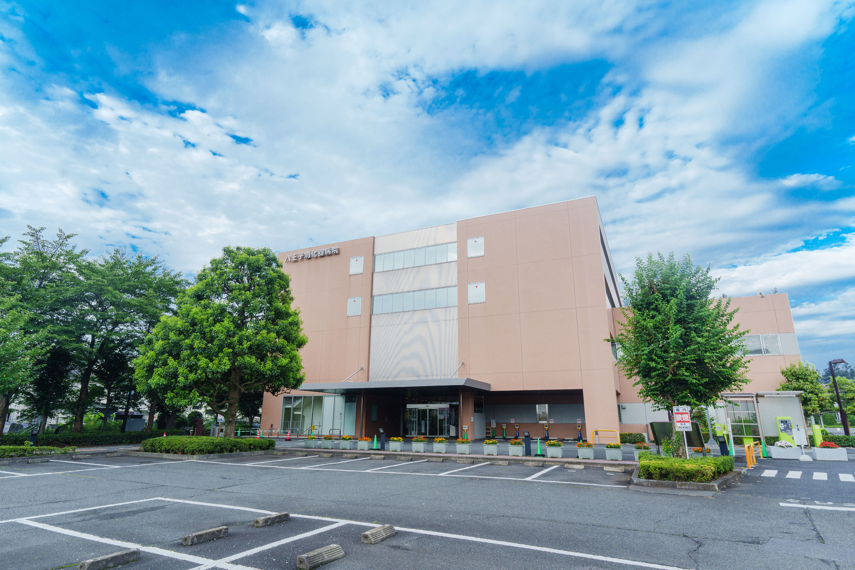 病院名表示のある建物外観と正面入口