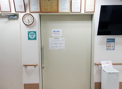 公式施設紹介に掲載された診察室入口と院内導線