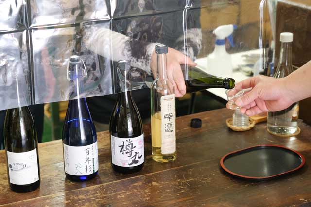公式の酒蔵見学・直売所ページに掲載された試飲の場面