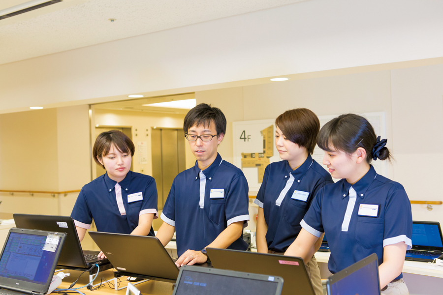 病棟で情報を共有する多職種スタッフの公式写真