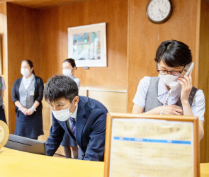 公式トップ採用案内に掲載された受付・事務のスタッフ
