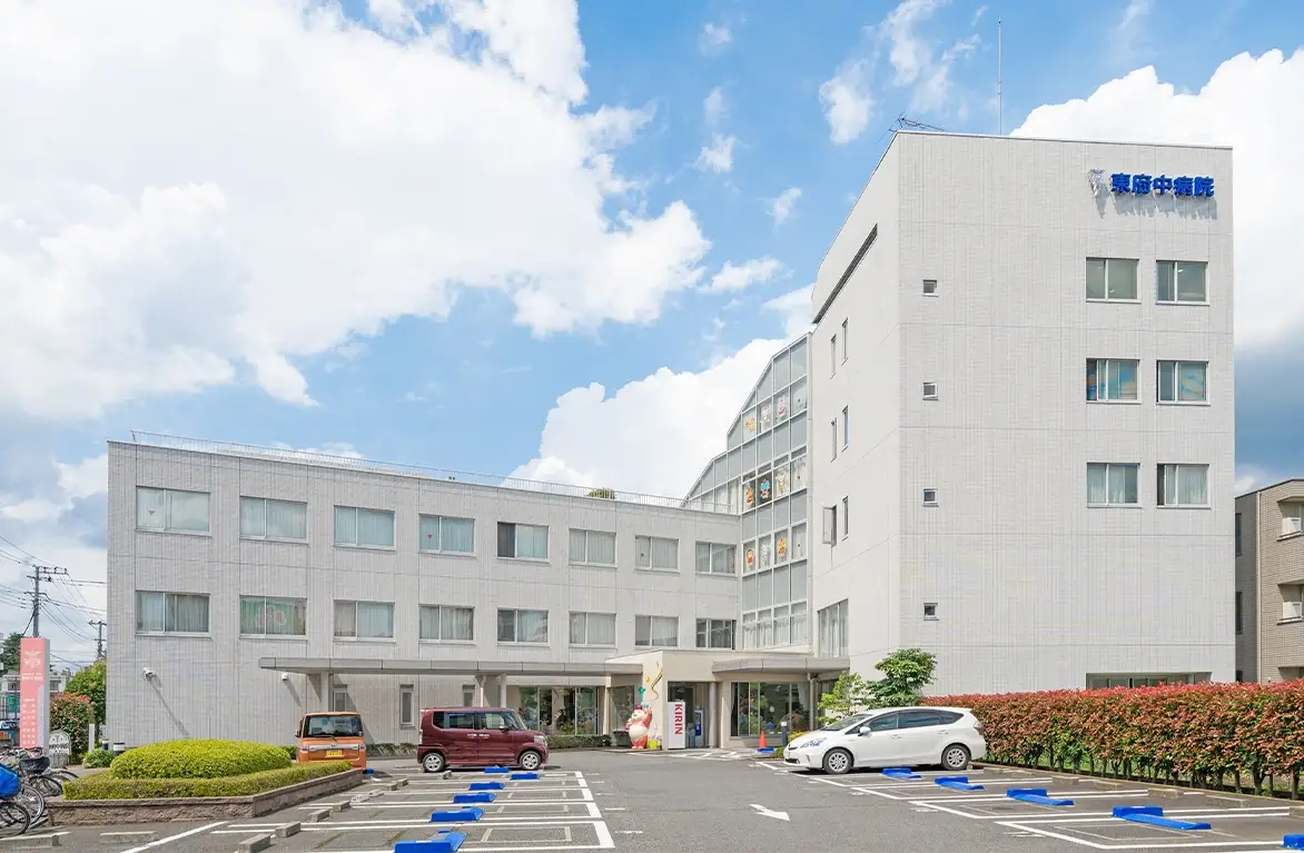 公式ルームツアーに掲載された病院名表示のある外観