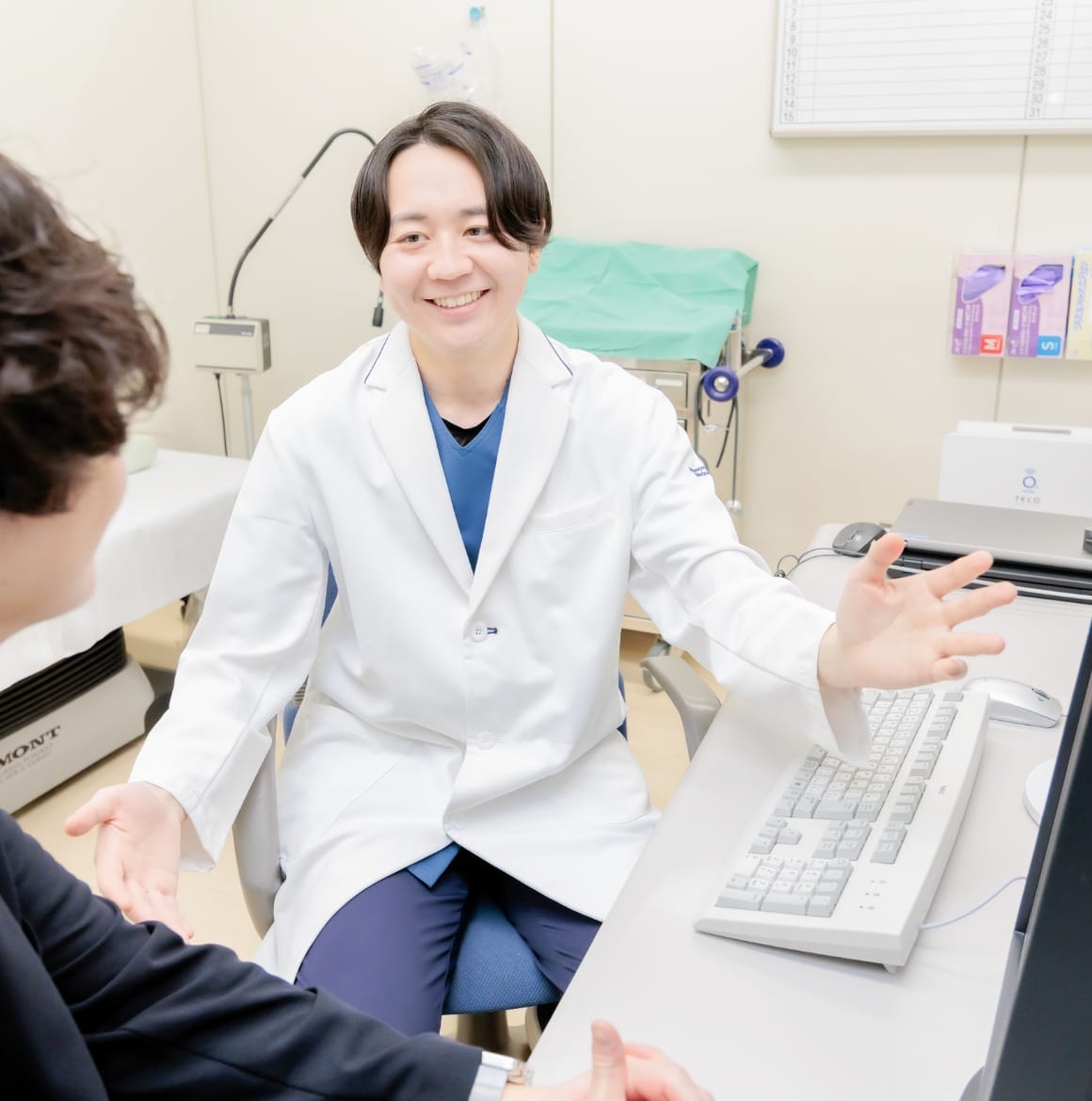 患者に説明する医師