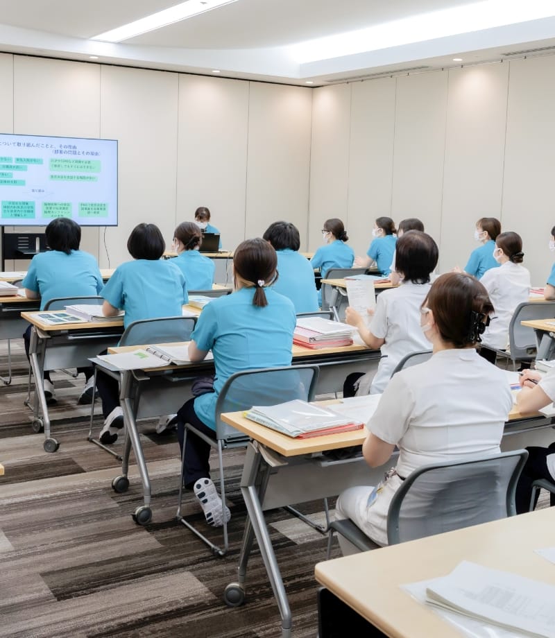 研修を受ける医療スタッフ