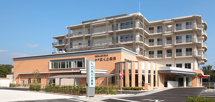 病院名表示と正面玄関を含む神戸ほくと病院の外観