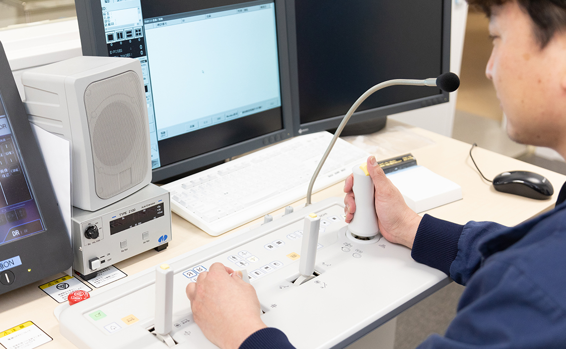 医療スタッフが画像診断機器を操作する様子